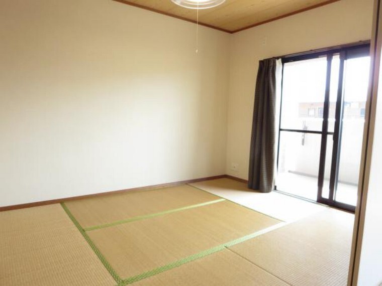 6帖の和室です。南側窓で日当たり良好。LDK横のお部屋なので扉を開放すればリビングの一部としても使用可能ですよ。