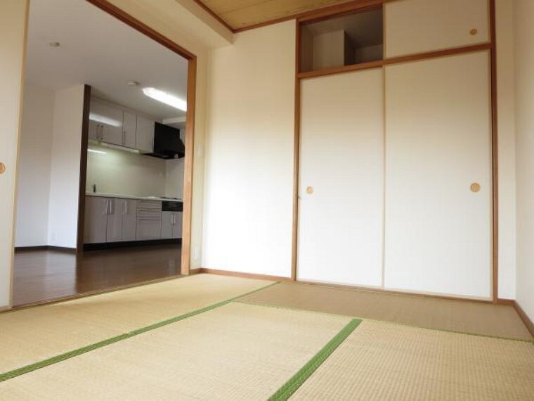 6帖の和室には押入がありますので布団や衣類などスッキリと片付きます。