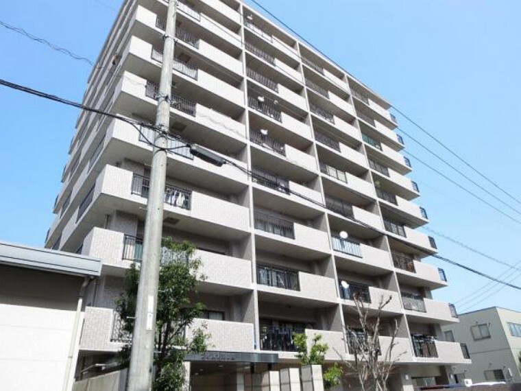 外観写真 南側外観です。RC造10階建ての4階です。近所にはスーパー(320m)があり普段のお買い物にも便利です。