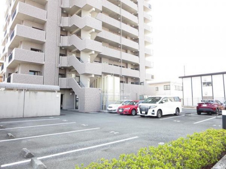駐車場 敷地内駐車場です。車止めもあり、駐車時も安心です。