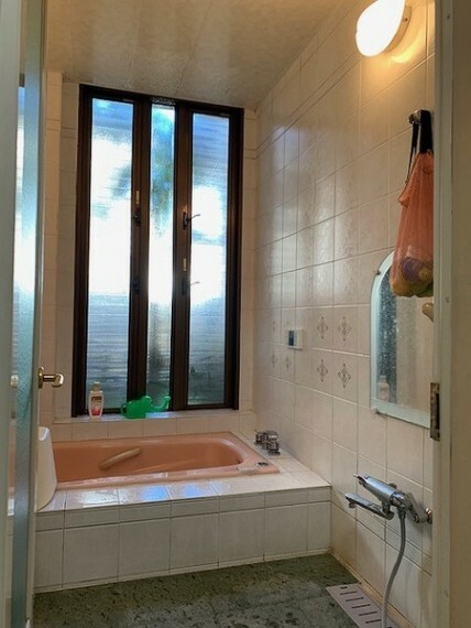 浴室 窓もあり明るく換気も出来るバスルーム！ とてもキレイにお使いです。