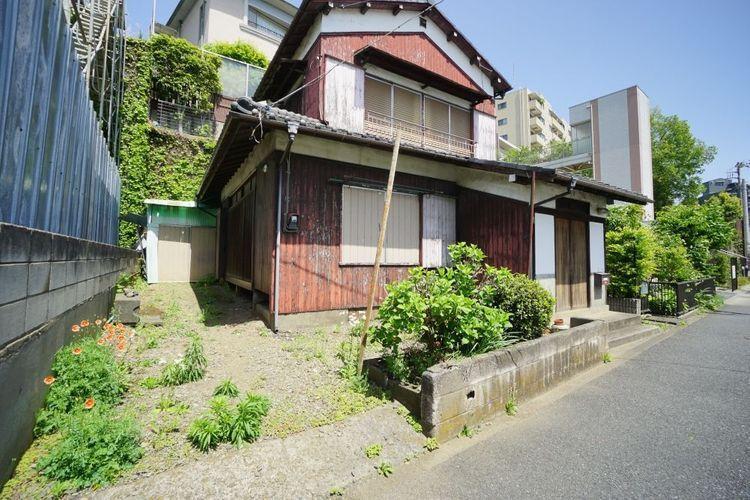 現況写真 南側隣地が下がった陽あたりに恵まれた立地。陽あたりの良い住宅は住むだけで元気になりますね。