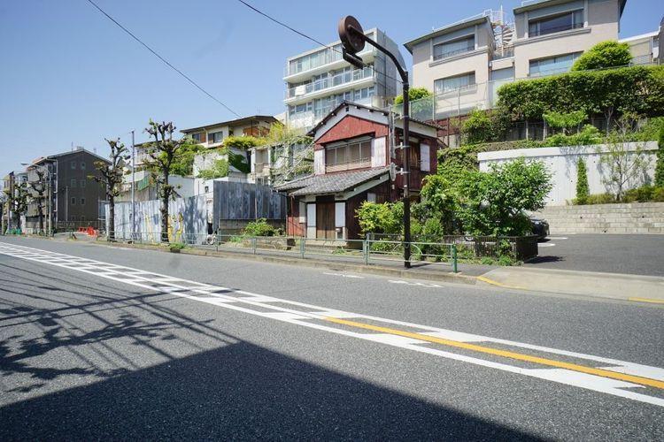 現況写真 幅が広く、街灯も整備された明るい前面道路。夜間も女性やお子様が安心して通行できます。