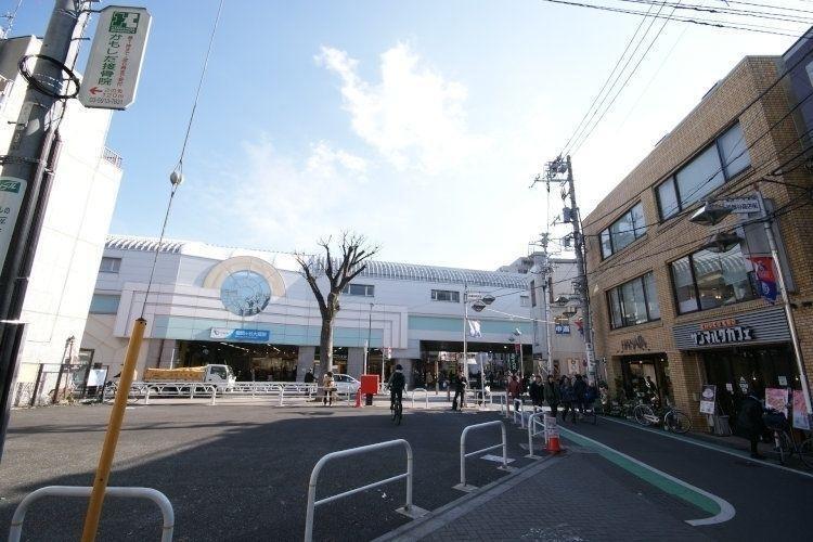 成城学園前駅(小田急 小田原線) 徒歩16分。日本全国で名のしれた成城学園前駅です。碁盤の目のように整った町並みもさることながら、成城学園正門前の並木通りは通年木漏れ日が差し込みお散歩しているだけで…