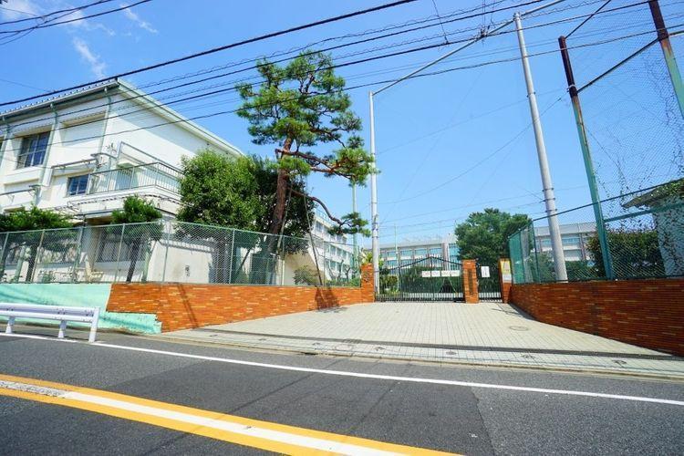 中学校 世田谷区立緑丘中学校 徒歩10分。