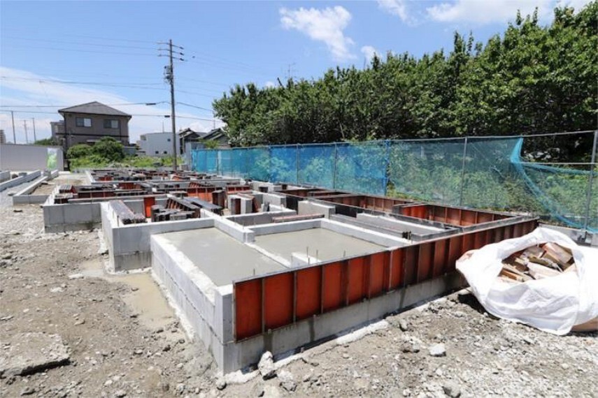 現況外観写真 6/17撮影。基礎工事中。お気軽にお問い合わせください!