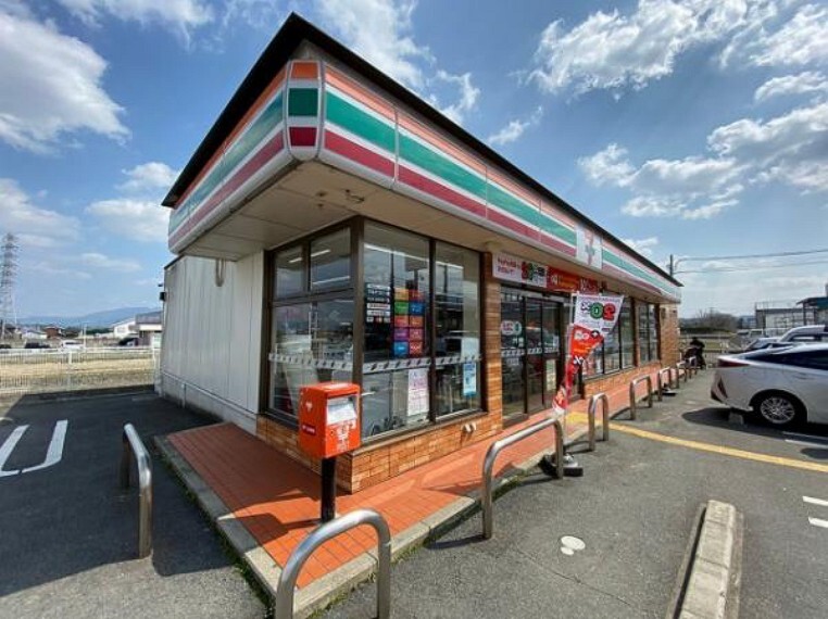 コンビニ セブンイレブン 葛城南花内店