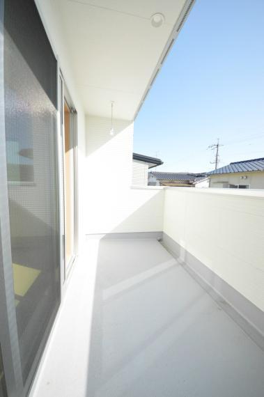 バルコニー 屋根付きワイドバルコニー