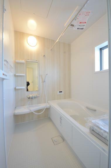 浴室 （同仕様写真） ナチュラルなデザインで清潔感があり、落ち着く空間。1日の疲れを取る場所は、1番に快適な場所でありたいものです。お子様との入浴も充分な広さです。浴室乾燥機がついてカビが生えにくく安心です。
