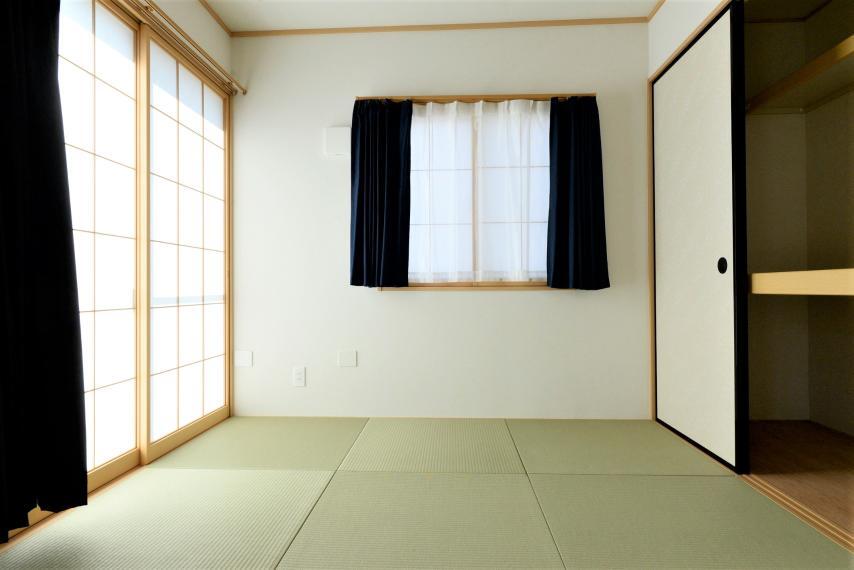 和室 和室。コンパクトな広さながら来客用のお布団などもすっきりしまえる押入完備です。