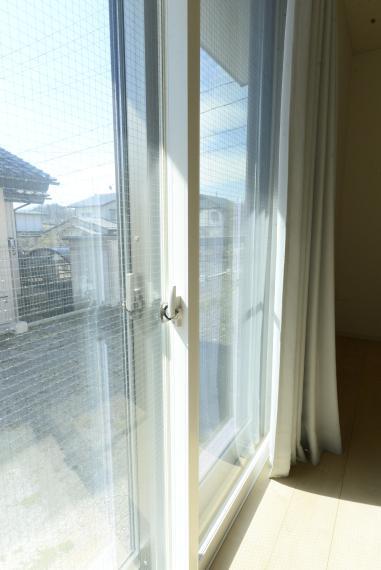 リビングダイニング リビングの窓は遮熱、断熱、結露防止や防音効果が高い二重サッシ仕様です。