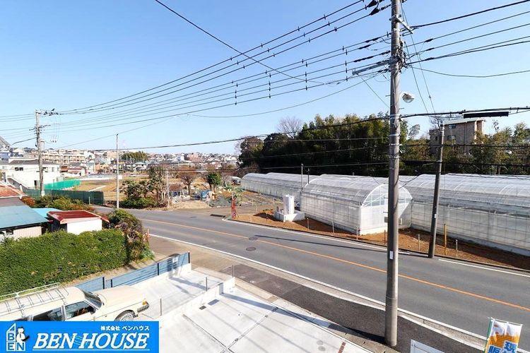 現況写真 ・前面道路が南東に面しており、採光たっぷり取り込むことのできる邸宅 ・前面道路は約10.6mと広く、駐車もしやすいです ・並列にて駐車2台可能な広々敷地 ・是非ご確認ください