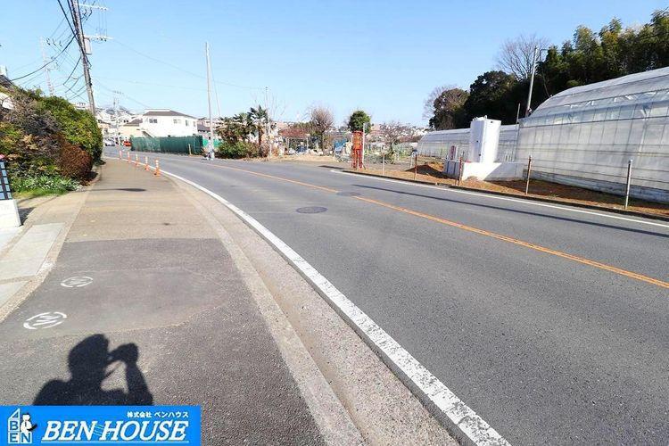 現況写真 ・水回りが集約されたプランで家事負担が軽減されますね ・各居室の収納だけでなく、キッチンそばの大容量パントリーや階段下収納・ロフトも設けられており、スッキリ片付きます ・充実の仕様・設備で販売中