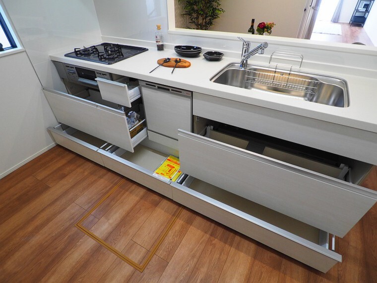 キッチン 機能性やデザイン性にも優れた、使い心地の良いキッチンを採用。汚れがつきにくくお手入れも簡単なので、キッチンワークもスムーズです。