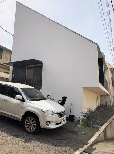 現況写真 シンプルモダンのデザインの外観が特徴です。洗練されたデザインは、住まうほど実感が湧いてきます。大型SUVも駐車可能なカースペース