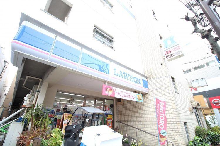 コンビニ ローソン天現寺店まで徒歩5分。コンビニまで平坦でゆったりした道で御座いますので、疲労を感じさせない場所に御座います。
