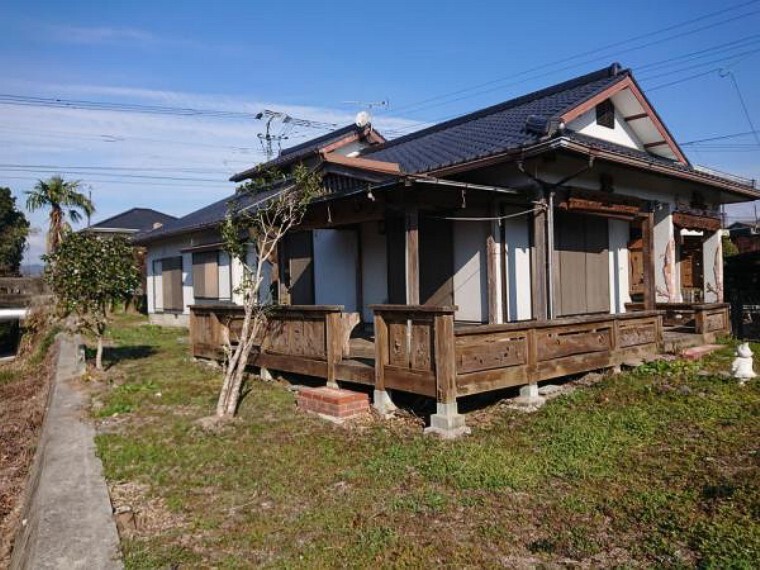 外観写真 川沿いに位置し、158坪の敷地面積のお家です。