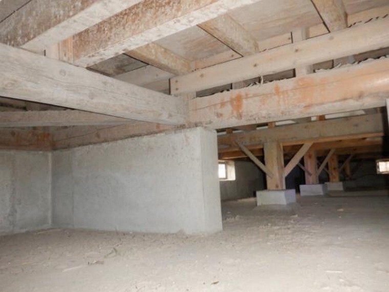 構造・工法・仕様 中古住宅の3大リスクである、雨漏り、主要構造部分の欠陥や腐食、給排水管の漏水や故障を2年間保証します。その前提で床下まで確認の上でリフォームし、シロアリの被害調査と防除工事もおこないます。