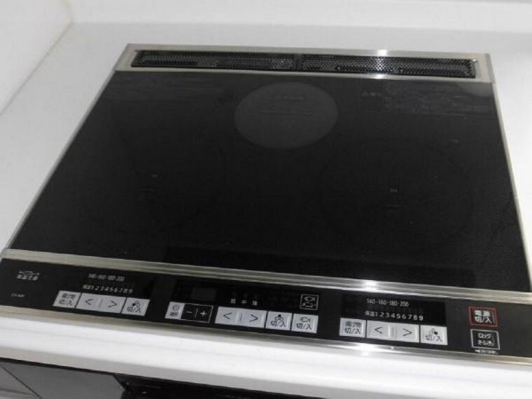 キッチン 【同仕様写真】新品交換予定のキッチンは3口コンロなので同時進行で調理可能。大きなお鍋を置いても困らない広さです。火を使わないので小さなお子さんがいるご家庭では安心ですね。