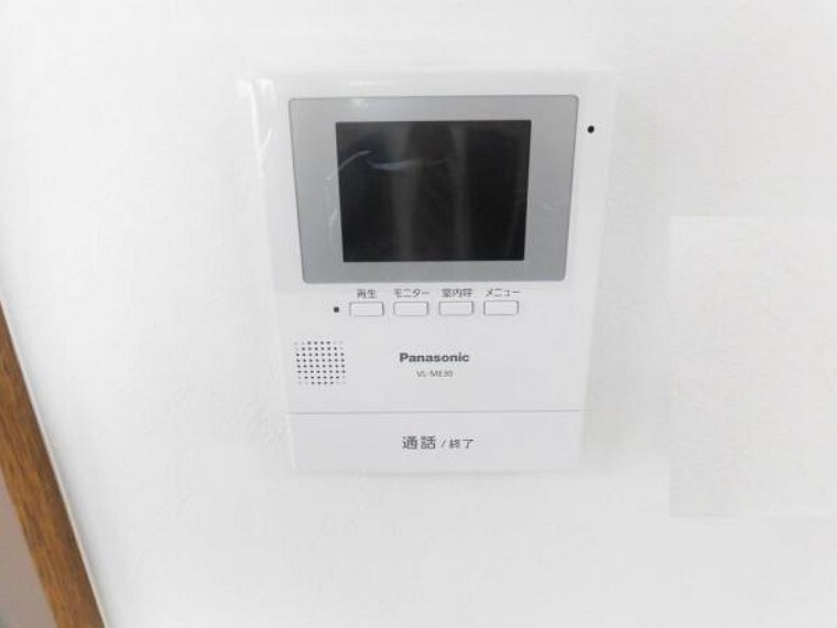【同仕様写真】新しく設置するドアホンはカラーモニター付き。リビングに設置のモニターで玄関にいらしたお客様を確認してから応対できます。留守中の来客も記録できるので防犯面でも安心ですね。