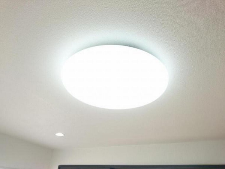 【同仕様写真】各居室の照明器具は新品交換します。照明器具は設置した状態でお引渡しを致しますのでお客様が別途ご購入いただく必要はございません。