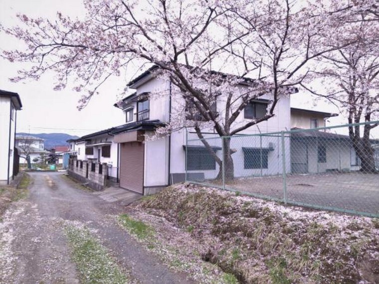 外観・現況 【リフォーム前】北西側から見た外観です。住宅部分とは別に1階に車庫、2階に居室が2部屋あります。