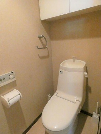 トイレ 温水洗浄便座一体型トイレ　吊戸棚付でトイレットペーパー等収納