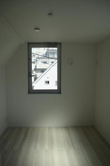 過ぎ行く時間をゆったりと感じることができる落ち着いたお部屋。リビングで楽しく過ごした後はプライベートな時間を満喫できます。静かな環境でリラックスタイムをスタートさせてください。