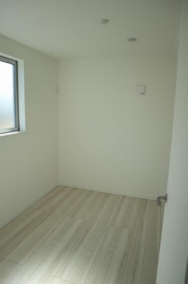 一日の疲れをいやしてくれる主寝室。時を忘れて過ごす場所として過ごせるお部屋です。窓からたっぷりと陽光が注がれる明るい空間は家族の成長に対応できる永住仕様の間取り。