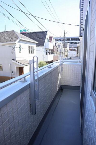 バルコニー 風の通り道。舞い込んでくる風が優しく躍り、室内に爽やかな空気を運んでくる。そこに季節の息吹を感じて、いまがどんな季節なのかを実感する。