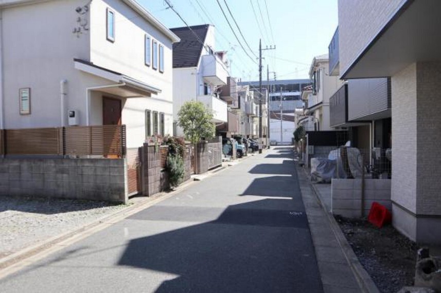 現況写真 前面道路は車通りの少ない道です。小さなお子様も安心してお過ごしいただけます。