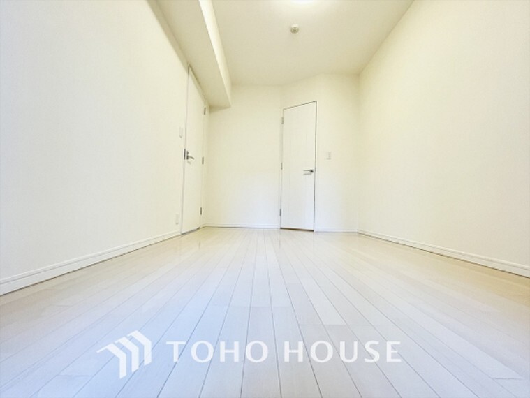エントランスホール 【Private room】光に包まれるように設計された空間。太陽の光が爽やかな目覚めを誘い、良い一日を予感させてくれます。