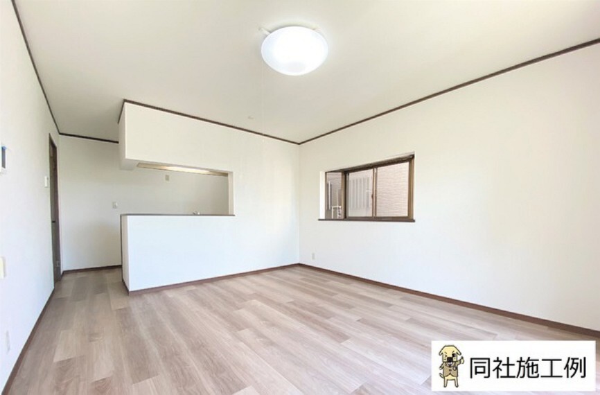 居間・リビング 居心地の良いLDKは大切な家族や友人が自然と笑顔になれる場所となります。シンプルな作りだからこそ飽きもこず、お好きな雰囲気にもできます。