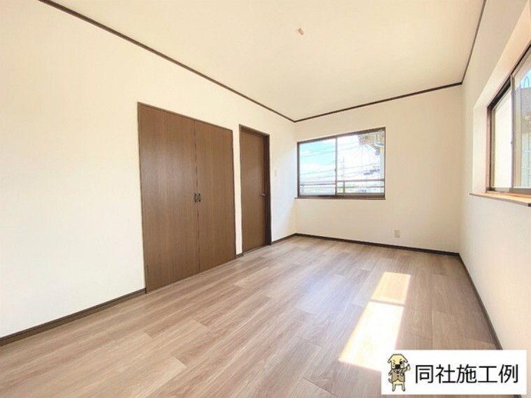 大きな窓から明るい光の差し込む快適な空間