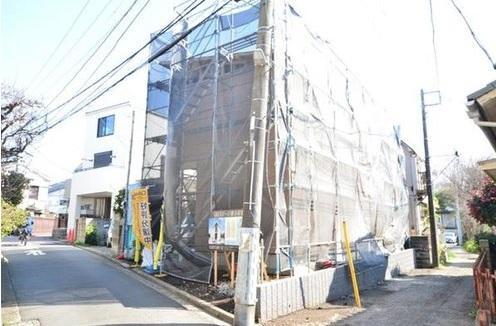 現況写真 角地につき開放感ございます。建築過程がご覧いただける現場ですよ(2021年3月撮影)