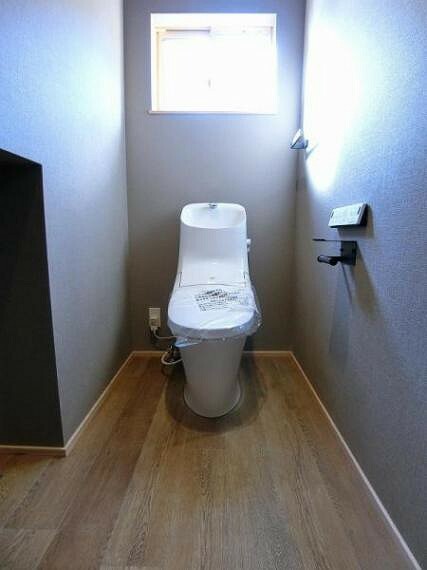 トイレ トイレの向かって左側には収納スペースを確保しているためトイレの備品などを十分に収納できます