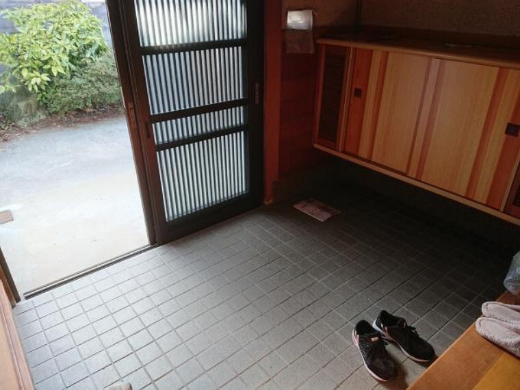 玄関 玄関です。クロス張替え、照明器具交換、玄関収納交換します。