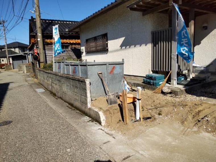 外観・現況 北側から見た外観です。リフォーム前は駐車スペースがありませんが、2台駐車可能になります。