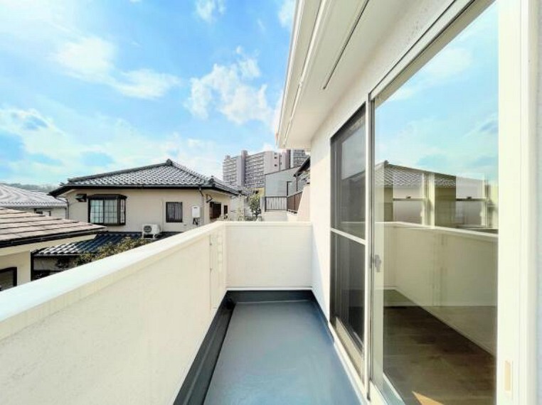 バルコニー 広いバルコニーは寝室と子供部屋からアクセスできる2WAY動線。お蒲団も洗濯物もたくさん干せます!!