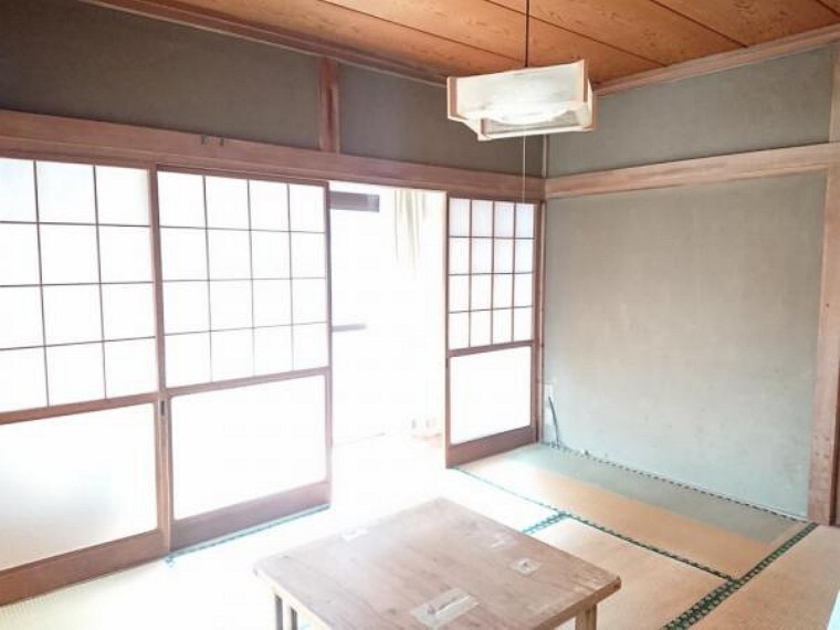 【リフォーム前写真】1階南中央居室。和室から洋室に変更予定です。押入はクローゼットに変更し、床重ね張り、クロス張替、照明交換を行います。7帖の広さがありクローゼットも1帖分あるので広々と使えます。