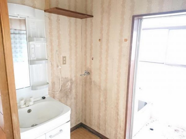 洗面化粧台 【リフォーム前写真】三面鏡付き洗面化粧台に新品交換しました。壁・天井クロスは張替、床はクッションフロア張替え予定です。清潔な空間で、朝の支度も気持ちよく出来そうですね。