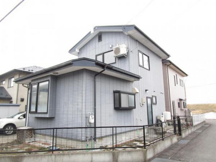 外観写真 【リフォーム中】外観別角度。屋根と外壁は塗装し直して、明るい住宅に生まれ変わります。内覧可能だからこそ見つかるお気に入りの1棟。お気軽にお問い合わせ下さい。