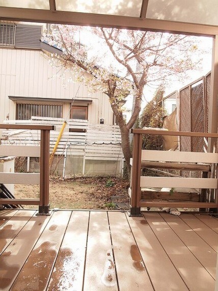 庭 庭には桜の木があり、お庭でゆっくり鑑賞できます。