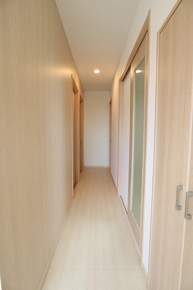 廊下 まだまだキレイな建具やフローリングです