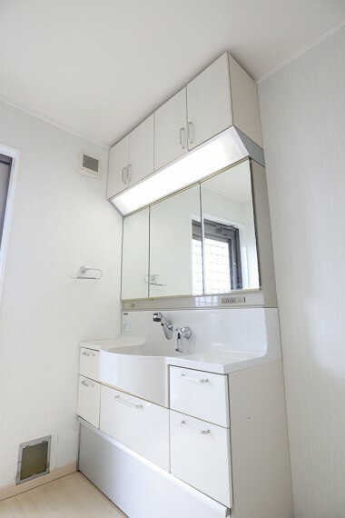 洗面化粧台 洗面台 収納豊富、シャワー付きで使いやすい面面台です。 もちろん、三面鏡です　