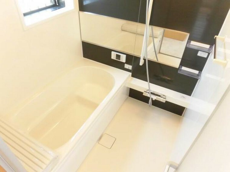 浴室 （リフォーム済）浴室は拡張し、ハウステック製の新品のユニットバスに交換しました。足を伸ばせる1坪サイズの広々とした浴槽で、1日の疲れをゆっくり癒すことができますよ。