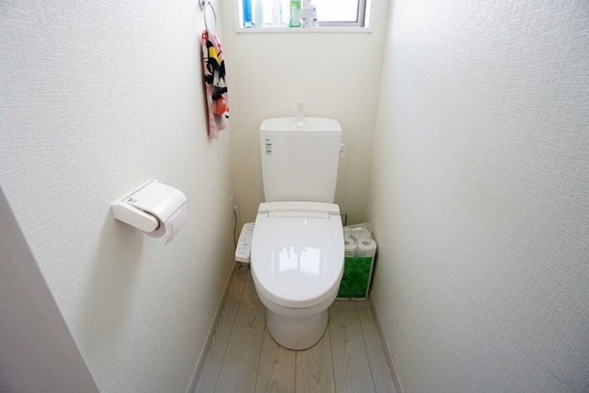 トイレ 温水洗浄機付トイレです。節水機能もあるので、安心して使えますね。収納も付いています。