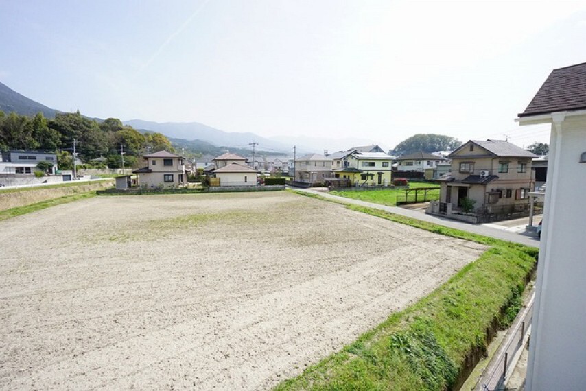 眺望 住宅地ですが周りの景色を楽しめる向きにバルコニーを配置しています。眺望良好です。