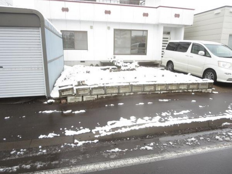 駐車場 【駐車スペース】車庫解体、庭撤去を行い駐車スペースを拡張します。並列駐車4台可能となります。