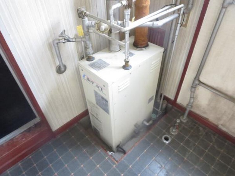 【ボイラー】新品の灯油式給湯ボイラーに交換します。水廻りへの給湯で使用します。住宅には欠かせない設備の一つですので、新品に交換致します。